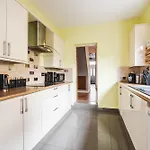 Modern & Spacious - Pool Table - Free Parking - Sleeps 10