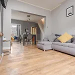 Modern & Spacious - Pool Table - Free Parking - Sleeps 10