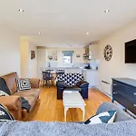 Luxury 2Br Apartment - Prime Location - Parking