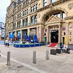 Free Private Parking - Manchester City Centre 2 Bedroom Ensuite Apartment Near Shopping & Financial Centre, Victoria Station & Ao