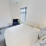 Salford-House-Sleeps6-Parking-Garden-Wifi