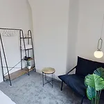 Salford-House-Sleeps6-Parking-Garden-Wifi