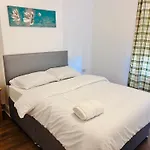 Charming Double Bed Room In New Moston