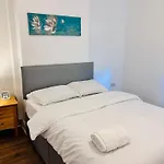 Charming Double Bed Room In New Moston