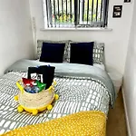 Cozy Private Room With Private Bathroom & Free Parking In Salford!