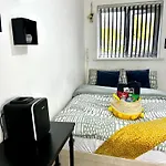 Cozy Private Room With Private Bathroom & Free Parking In Salford!