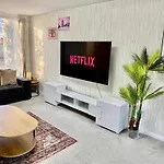 3 Bedroom House With Free Parking