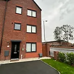 4-Bedroom New House Near City Centre
