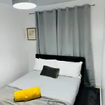 Private Bedroom In A Home Next To Coop Live And Eithad Stadium