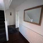 Spacious 3 Bed Home Manchester Airport Free Parking Sleeps 10