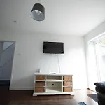 Spacious 3 Bed Home Manchester Airport Free Parking Sleeps 10