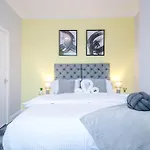 Stunning Three Bedroom House In Manchester By Eason Stays, Accommodation For Oasis Reunion, Ideal For Trips To Etihad Stadium And Coop Live Arena, With Free Parking For Two Cars!