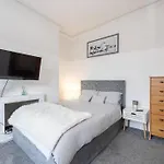 Central 4-Bed Retreat - Free Parking & Wifi