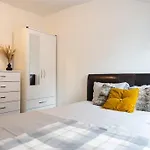 Central 4-Bed Retreat - Free Parking & Wifi
