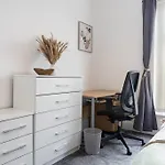 Central 4-Bed Retreat - Free Parking & Wifi