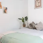Central 4-Bed Retreat - Free Parking & Wifi