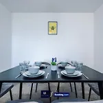 Large 2 Bedroom Apartment With Balcony By Host A Home