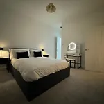 Levenshulme House - 2 Bedroom - Sleeps 6 - Free Parking & Wifi