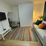 Levenshulme House - 2 Bedroom - Sleeps 6 - Free Parking & Wifi