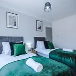 New! 3-Bed In Manchester By 53 Degrees Property, Ideal For Long-Term Corporate & Business Stays, Free Parking!