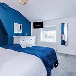 New! 3-Bed House In Manchester By 53 Degrees Property, Ideal For Contractors, Business & Long Term, Free Parking!