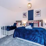 New! 3-Bed House In Manchester By 53 Degrees Property, Ideal For Contractors, Business & Long Term, Free Parking!
