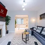 Stylish 3 Bed In Salford W Pool Table And Ps4 By Vista Stays Short Lets Salford Manchester