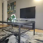 Luxury 2 Bed Apt On River, Wifi, Parking, Garden