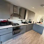 Large Ensuite Room In Manchester With Free Parking