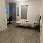 Large Ensuite Room In Manchester With Free Parking