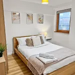 Cozy Apartment - 2 Beds, Sleeps 5, Free Parking!