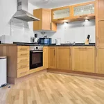 Cozy Apartment - 2 Beds, Sleeps 5, Free Parking!