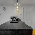 Stunning 1 Bed Apartment With Parking Pass The Keys