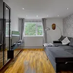 Stunning 1 Bed Apartment With Parking Pass The Keys
