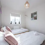 Trox Home - A Cosy Escape - Free Parking