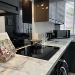 Modern 3-Bed Stay-Away-Home Sleeps 6 Nr Manchester