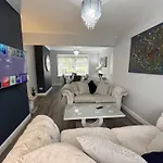 Modern 3-Bed Stay-Away-Home Sleeps 6 Nr Manchester