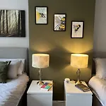 Modern 3-Bed Stay-Away-Home Sleeps 6 Nr Manchester