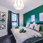 Spacious Deansgate Apartment, Free Park, Sleeps 8