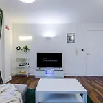 Spacious Deansgate Apartment, Free Park, Sleeps 8