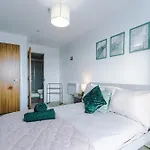 Stunning Apartment In Salford Quays, Dart Board, Balcony With Amazing Views, Sleeps 6