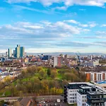 Stunning Apartment In Salford Quays, Dart Board, Balcony With Amazing Views, Sleeps 6