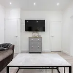 Newly Refurbished 4Bedroom House Nr City Centre