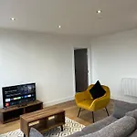 Modern & Spacious 2 Bed Apartment By Old Trafford