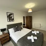 Modern & Spacious 2 Bed Apartment By Old Trafford