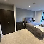 Spacious Modern 2 Bedroom Apartment