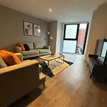 Spacious Modern 2 Bedroom Apartment