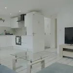 Lovely Modern 2 Bed Flat With Parking, Close To City Centre