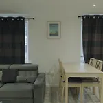 Lovely Modern 2 Bed Flat With Parking, Close To City Centre