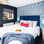 Unique 2 Bed Home Sleeping 4 People With Driveway Located In Bolton - Whiteoak